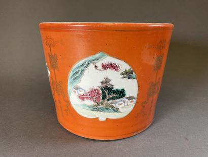 null Cache-pot en porcelaine à décor de paysage dans des réserves sur fond orange.

Chine

H...