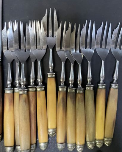 null Set of knives of different models and cake forks, the handle in horn.

Acci...