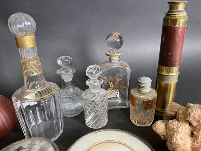 null Lot of various trinkets: telescope, minerals, shepherd lamp, bottles, shelves...