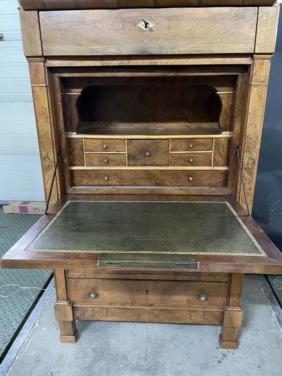 null Walnut veneered secretary opening with a flap and four drawers

19th century....