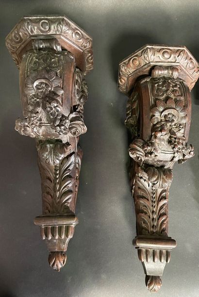 null Set of carved wood sconces:

-Pair of saddles with flower garlands (H: 37 cm)

-Sellette...