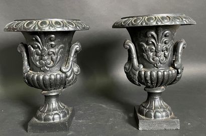 null Pair of Medici vases in cast iron with black patina.

H : 37 cm