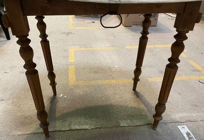 null Dining room table in walnut, with turned legs.

The top repainted.

72 x 99...