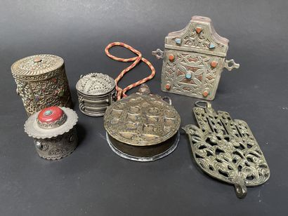 null Lot of boxes, gourd, hand of Fatma in pewter and engraved metal, some decorated...