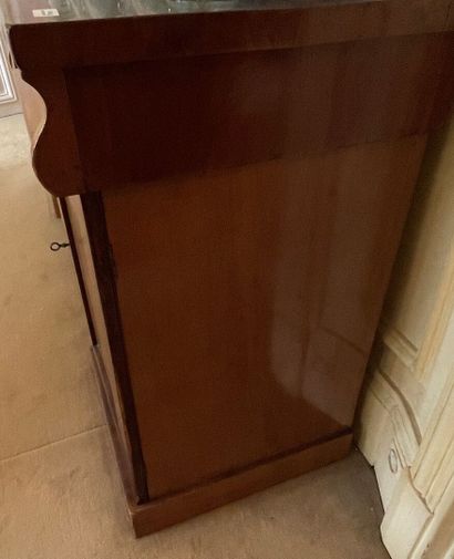 null Buffet en placage d'acajou à ressau ouvrant à quatre portes.

92 x 183 x 50...