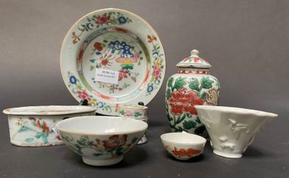 null Lot d'assiette (16,5 cm), coupelles, petits vases et boites en porcelaine. 

Chine,...