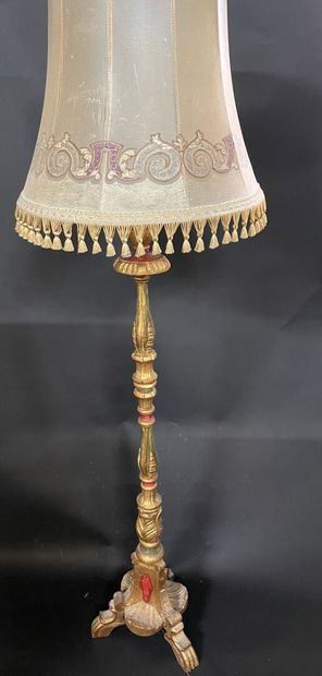null Floor lamp in carved and gilded wood.

Italian style of the 18th century. 

H...