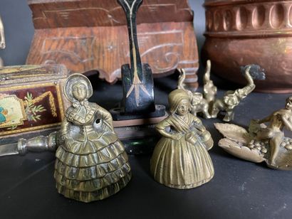 null Lot of various trinkets: box, pewter, bronzes, wooden lectern, copper etc