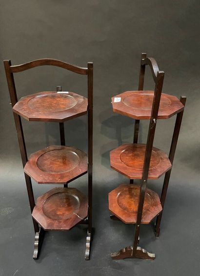 null Pair of mahogany plate stands with three trays.

English style

H : 82 cm -...