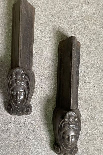 null Pair of cast iron andirons with a woman's head motif.

19 x 57 cm