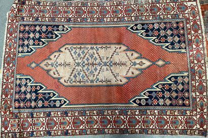 null Woolen carpet decorated with jagged diamonds and geometric frieze. 

Caucasus.

269...