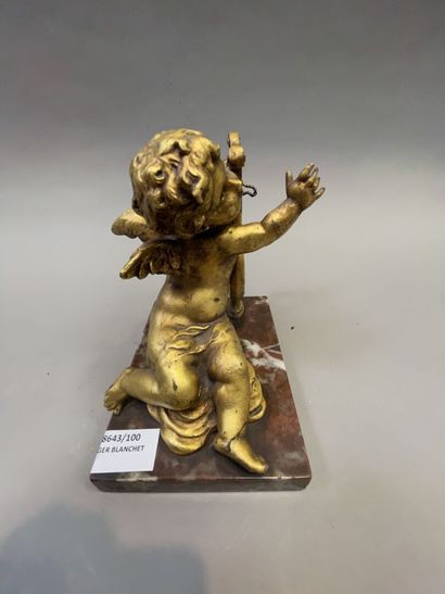 null Petit porte-montre formé d'un putto musicien en bronze doré, base en marbre...