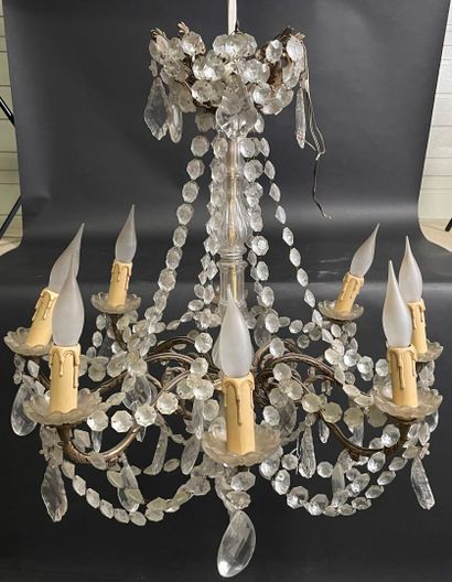 null Gilt bronze chandelier with eight lights and garlands of faceted glass beads.

19th...
