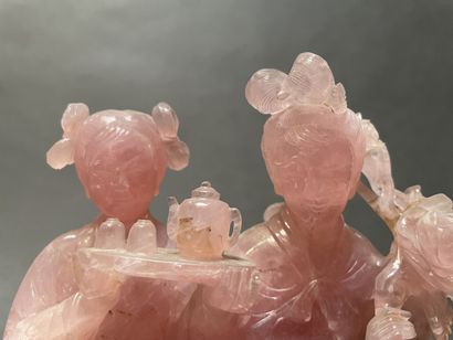 null Cinq sujets en quartz rose : Groupe de "Deux jeunes servantes", deux "Canards"...