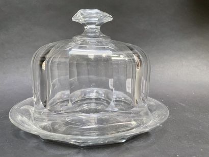 null Bell and its plate in cut crystal.

23 x 17 cm
