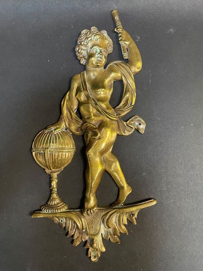 null Ornaments in bronze. 

Allegory of the Geography, XVIIIth century.

H : 29 ...