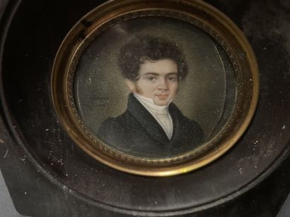 null Ecole française du XIXème siècle 

Jeune homme à la redingote noire

Miniature...