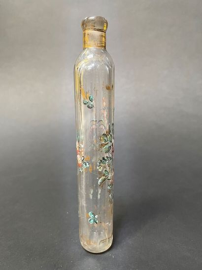 null Salt bottle in glass painted with a flowery bouquet.

End of the 18th century.

H...