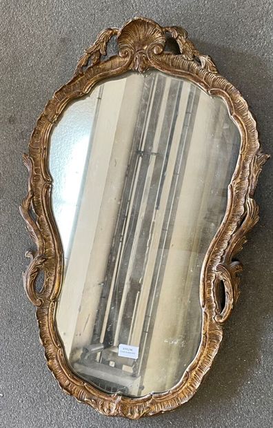 Gilded wood mirror of violoné shape.

Italian...