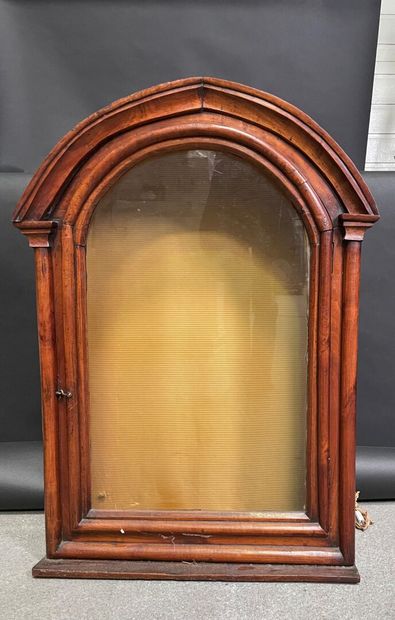 null Display case in natural wood with a door, the upper part arched. 

19th century.

94...