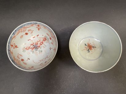 null Deux bols en porcelaine Imari

H : 6,5 - diam : 14 cm

Egrenures