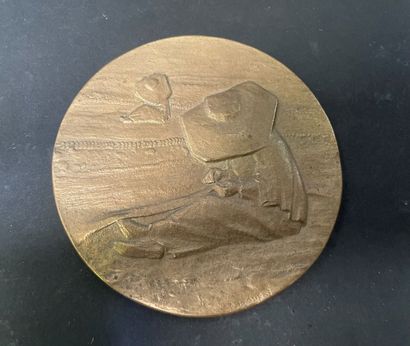 null D. FLOURAT (XXe siècle)

Médaille ronde en bronze représentant un paysage et...