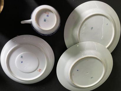 null Lot de porcelaine : présentoir, tasses, sujets, cuillers etc

Accidents