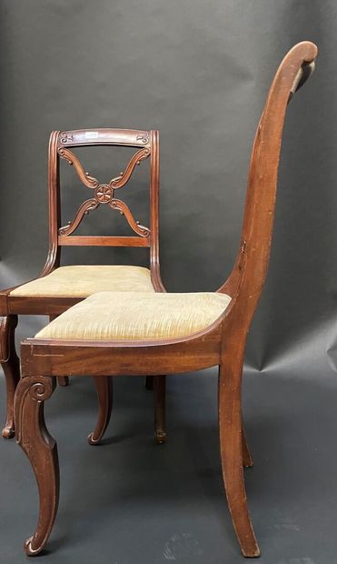 null Suite of four chairs and two chairs in molded and carved mahogany with cross...