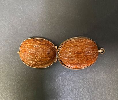 null Walnut mounted in a gilded metal pendant box. 

19th century.

4 cm

We join...