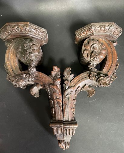 null Set of carved wood sconces:

-Pair of saddles with flower garlands (H: 37 cm)

-Sellette...