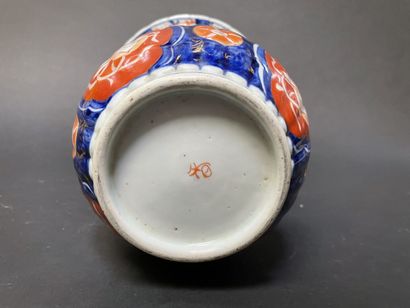 null Vase balustre à col évasé en porcelaine à décor imari de fleurs.

Japon, XXème...