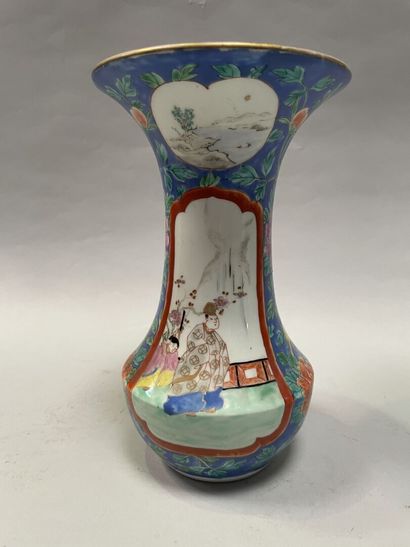 null Enameled porcelain horn vase decorated with characters in reserves on a blue...