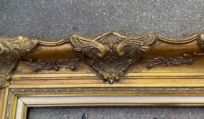null -Wood and gilded stucco frame

ext : 63 x 55 cm, int : 42 x 32 cm

-Wooden frame...