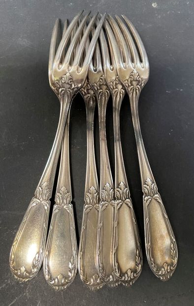 null Set of silver plated flatware including:

12 table cutlery with iris decoration,...