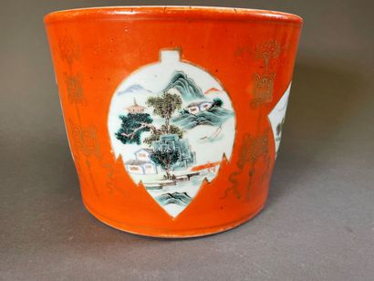 null Cache-pot en porcelaine à décor de paysage dans des réserves sur fond orange.

Chine

H...
