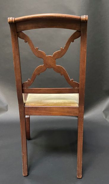 null Suite of four chairs and two chairs in molded and carved mahogany with cross...