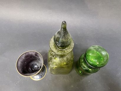null Bouteille, pot et vase en verre coloré

H : 38 - 23 et 17 cm