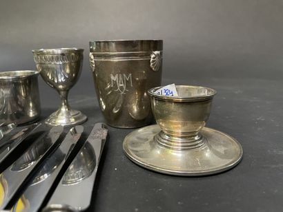 null Two egg cups and a miniature silver tumbler.

Pouds : 180 gr

We join :

A set...