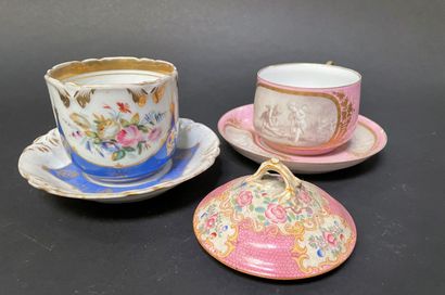 null Tasse à déjeuner à décor de fleurs sur fond bleu, une tasse à déjeuner à décor...