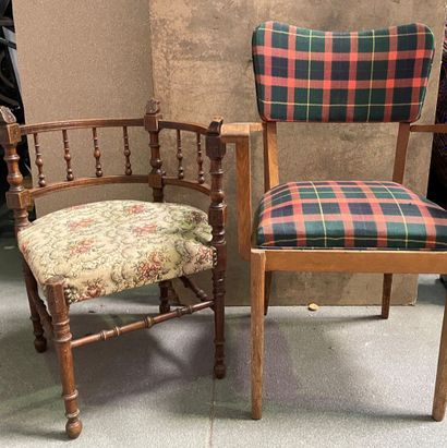 null Set of two armchairs:

-Corner armchair in turned wood with colonette back

66...