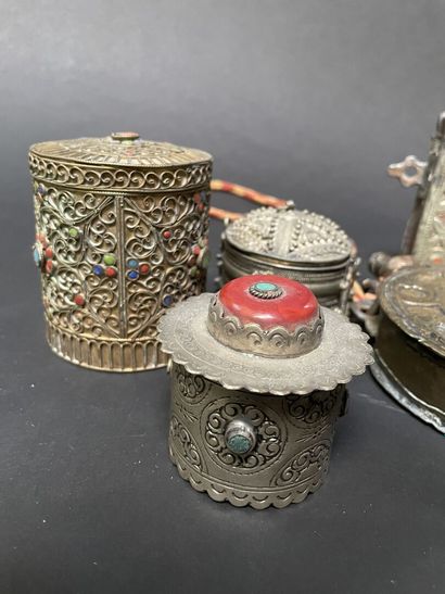 null Lot of boxes, gourd, hand of Fatma in pewter and engraved metal, some decorated...