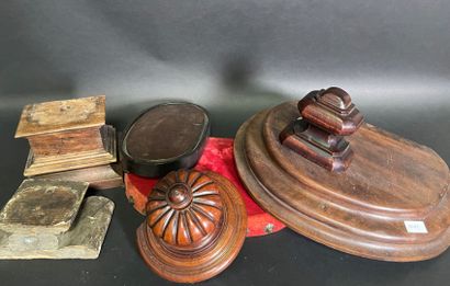 null Set of wooden bases