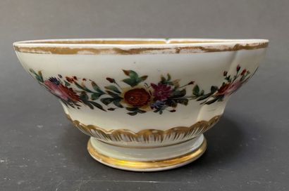 null Saladier en porcelaine de Paris à décor de guirlandes de fleurs.

H : 9,5 cm...