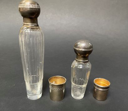 null Two glass liqueur bottles, silver mount.

H : 15 cm and 10 cm

Gross weight...