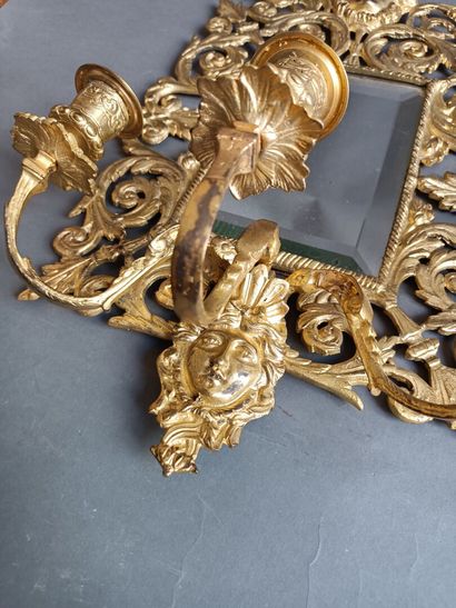null Pair of gilt bronze mirrors with three arms.

Louis XIII style.

H:46cm; W:32cm;...