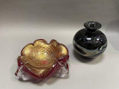 null -MDINA, Malte

Vase boule en verre soufflé et teinté noir et ambré

H : 14 cm

Griffes

-Coupe...