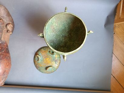 null Covered cup with four handles in oxidized bronze in the taste of Chinese antiquity....