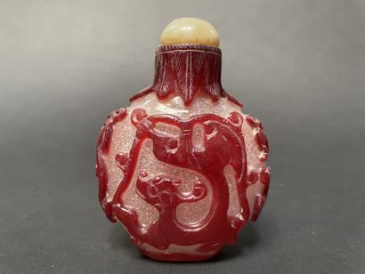 null Tabatière en verre doublé bullé à décor d'animaux.

Chine, XXème siècle.

H...