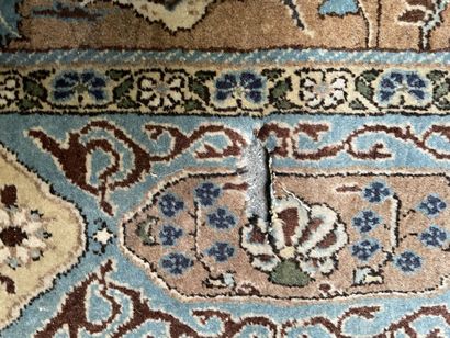 null Trois tapis en laine :

un à fond bleu à décor de rinceaux

Iran, début XXème...