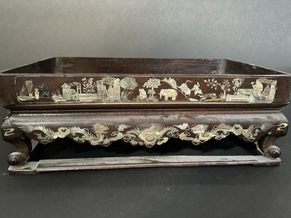 null Small tray with burgoté decoration.

Vietnam, late 19th century - early 20th...